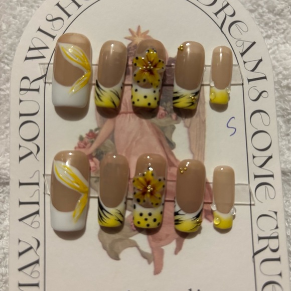 Stylish Yellow and White Nail Art Set - Picture 1 of 1